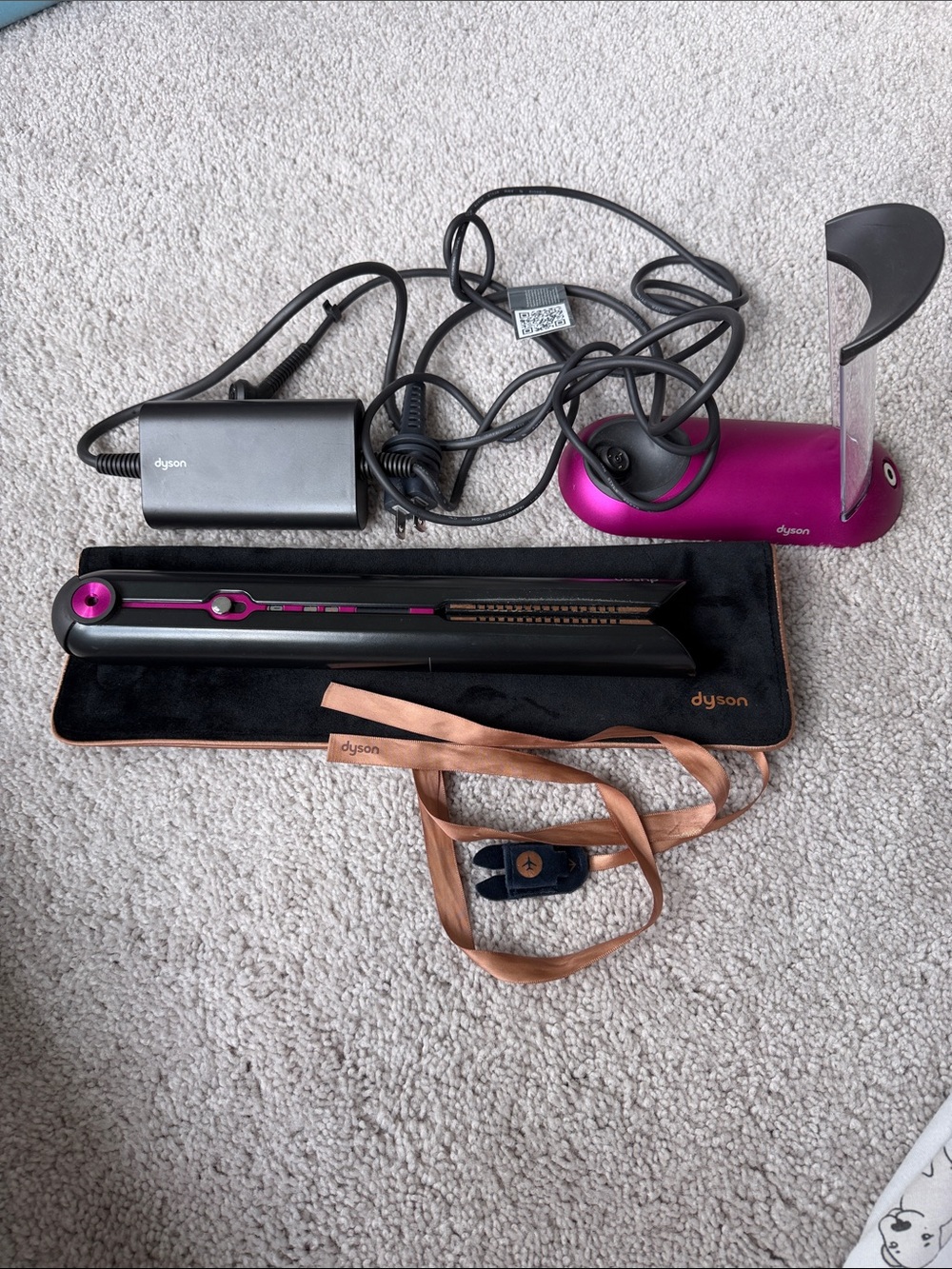Dyson Coralle Hair Straightener Flat Iron in Black and Fuchsia Charger & Stand